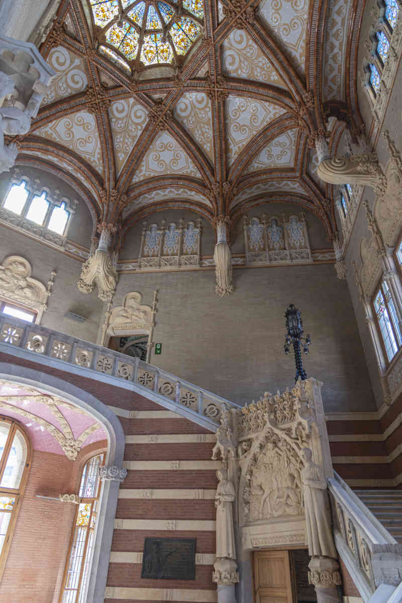 19 - Barcelona - Sant Pau Recinte Modernista - edificio de Administración - escalinata .jpg